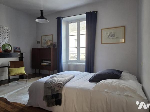 Maison de caractère située en centre ville, 218m² habitables, 6 chambres, piscine chauffée.