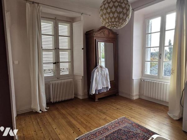 Maison de caractère située en centre ville, 218m² habitables, 6 chambres, piscine chauffée.