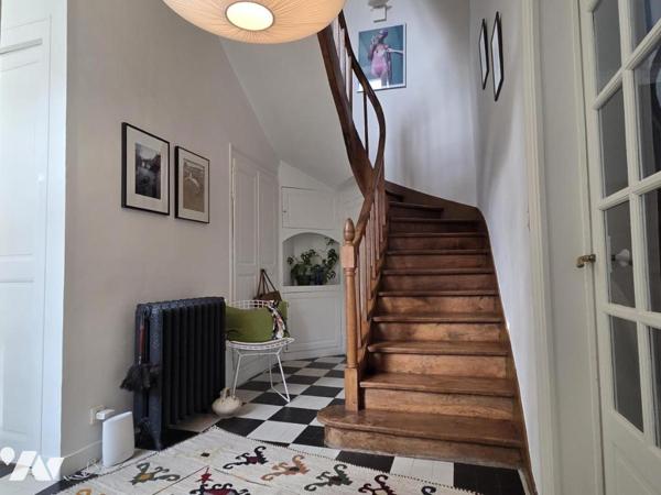 Maison de caractère située en centre ville, 218m² habitables, 6 chambres, piscine chauffée.