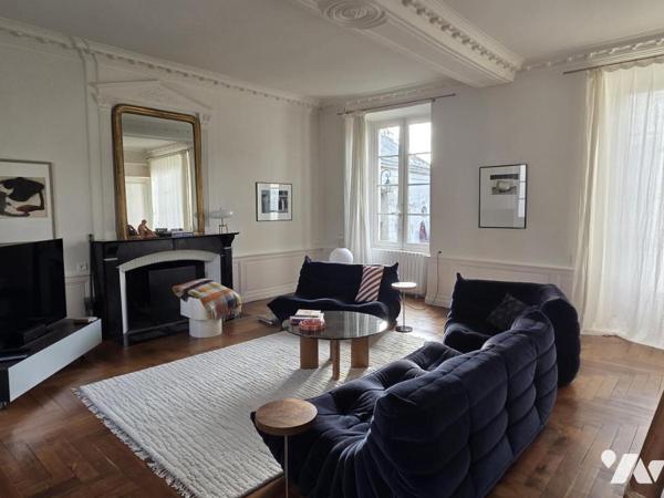 Maison de caractère située en centre ville, 218m² habitables, 6 chambres, piscine chauffée.