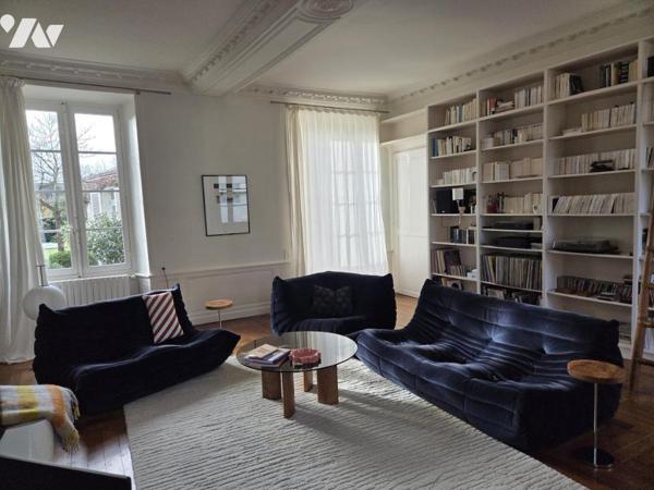 Maison de caractère située en centre ville, 218m² habitables, 6 chambres, piscine chauffée.