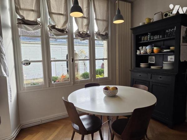 Maison de caractère située en centre ville, 218m² habitables, 6 chambres, piscine chauffée.