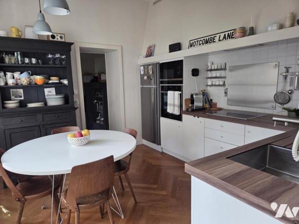 Maison de caractère située en centre ville, 218m² habitables, 6 chambres, piscine chauffée.