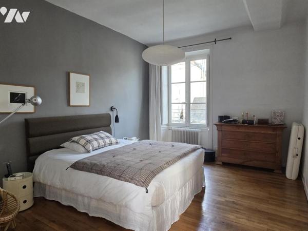 Maison de caractère située en centre ville, 218m² habitables, 6 chambres, piscine chauffée.