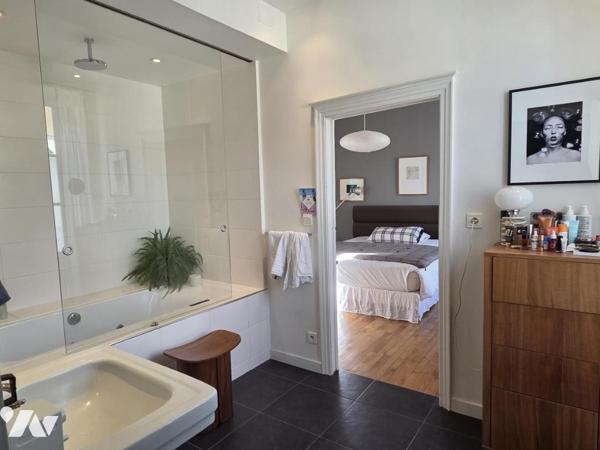 Maison de caractère située en centre ville, 218m² habitables, 6 chambres, piscine chauffée.