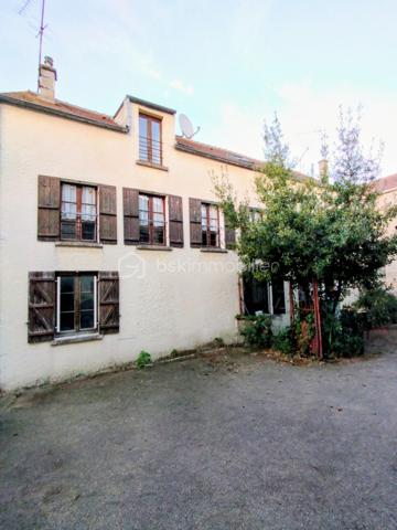Appartement en rez-de-chaussée, environ 40 m² environ, avec possibilité de créer un T2. Cuisine ouverte, salle d’eau, WC séparés. Travaux à prévoir, idéal pour réagencer l’appartement. Inclus une cave, une cour commune, quartier calme, aucun frais de copropriété. Prix : 84 100 €. Contactez-moi au 07 71 38 93 28 pour plus de détails