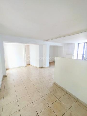 Appartement en rez-de-chaussée, environ 40 m² environ, avec possibilité de créer un T2. Cuisine ouverte, salle d’eau, WC séparés. Travaux à prévoir, idéal pour réagencer l’appartement. Inclus une cave, une cour commune, quartier calme, aucun frais de copropriété. Prix : 84 100 €. Contactez-moi au 07 71 38 93 28 pour plus de détails