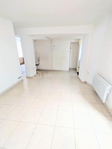 Appartement en rez-de-chaussée, environ 40 m² environ, avec possibilité de créer un T2. Cuisine ouverte, salle d’eau, WC séparés. Travaux à prévoir, idéal pour réagencer l’appartement. Inclus une cave, une cour commune, quartier calme, aucun frais de copropriété. Prix : 84 100 €. Contactez-moi au 07 71 38 93 28 pour plus de détails
