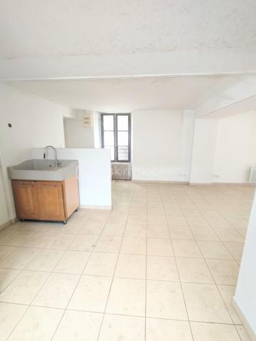 Appartement en rez-de-chaussée, environ 40 m² environ, avec possibilité de créer un T2. Cuisine ouverte, salle d’eau, WC séparés. Travaux à prévoir, idéal pour réagencer l’appartement. Inclus une cave, une cour commune, quartier calme, aucun frais de copropriété. Prix : 84 100 €. Contactez-moi au 07 71 38 93 28 pour plus de détails
