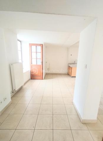 Appartement en rez-de-chaussée, environ 40 m² environ, avec possibilité de créer un T2. Cuisine ouverte, salle d’eau, WC séparés. Travaux à prévoir, idéal pour réagencer l’appartement. Inclus une cave, une cour commune, quartier calme, aucun frais de copropriété. Prix : 84 100 €. Contactez-moi au 07 71 38 93 28 pour plus de détails