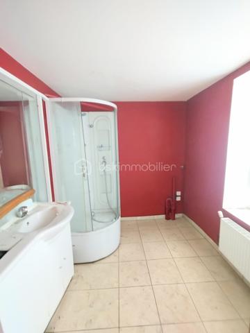 Appartement en rez-de-chaussée, environ 40 m² environ, avec possibilité de créer un T2. Cuisine ouverte, salle d’eau, WC séparés. Travaux à prévoir, idéal pour réagencer l’appartement. Inclus une cave, une cour commune, quartier calme, aucun frais de copropriété. Prix : 84 100 €. Contactez-moi au 07 71 38 93 28 pour plus de détails