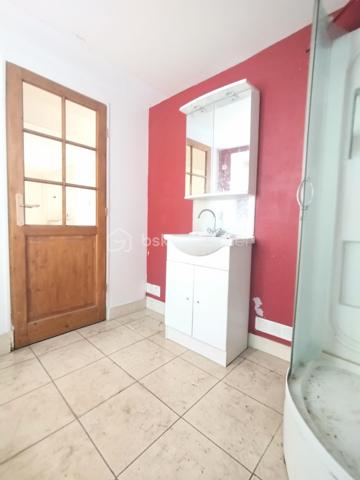 Appartement en rez-de-chaussée, environ 40 m² environ, avec possibilité de créer un T2. Cuisine ouverte, salle d’eau, WC séparés. Travaux à prévoir, idéal pour réagencer l’appartement. Inclus une cave, une cour commune, quartier calme, aucun frais de copropriété. Prix : 84 100 €. Contactez-moi au 07 71 38 93 28 pour plus de détails