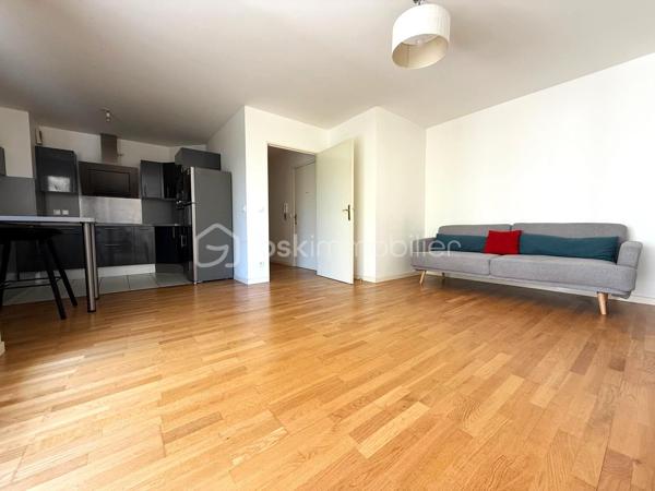 Dans l'un des quartiers les plus prisés de Massy, au sein d'une résidence sécurisée, calme et parfaitement entretenue, découvrez ce magnifique appartement aux beaux volumes, pensé pour offrir un cadre de vie confortable et fonctionnel.

Son emplacement est un véritable atout : à moins de 8 minutes à pied des gares RER B, Massy-Palaiseau TGV et du tramway T12, vous bénéficiez d'une excellente desserte vers Paris et de nombreuses destinations nationales.

L'appartement se compose d'une entrée, d'une cuisine entièrement équipée et aménagée, d'un spacieux séjour baigné de lumière ouvrant sur une agréable terrasse, de trois chambres toutes avec placards, dont une suite parentale avec salle d'eau privative, d'une salle de bains, d'un dressing (pouvant également faire office de cellier) ainsi que de deux WC.

Pour compléter ce bien, vous disposerez de deux places de stationnement privatives en sous-sol sécurisé, un véritable confort au quotidien.

Les points forts :

• À moins de 8 minutes à pied du RER B, de la gare TGV Massy-Palaiseau et du tramway T12
• Ecoles commerces et parcs à pieds
• Résidence calme, recherchée et sécurisée
• Belle terrasse accessible depuis le séjour
• Suite parentale avec salle d'eau privative
• Dressing ou cellier selon vos besoins
• Double stationnement en sous-sol sécurisé
• Appartement lumineux, fonctionnel et parfaitement adapté à une vie de famille

Une opportunité rare sur le secteur, offrant un cadre de vie privilégié à proximité immédiate des transports, des écoles, des commerces et de l'ensemble des commodités.

À visiter sans tarder !