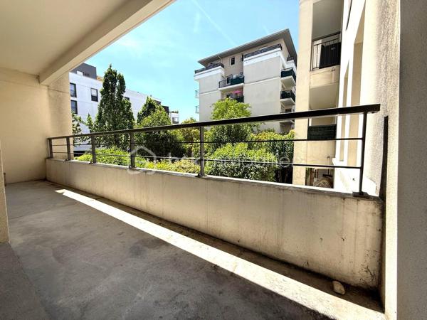 Dans l'un des quartiers les plus prisés de Massy, au sein d'une résidence sécurisée, calme et parfaitement entretenue, découvrez ce magnifique appartement aux beaux volumes, pensé pour offrir un cadre de vie confortable et fonctionnel.

Son emplacement est un véritable atout : à moins de 8 minutes à pied des gares RER B, Massy-Palaiseau TGV et du tramway T12, vous bénéficiez d'une excellente desserte vers Paris et de nombreuses destinations nationales.

L'appartement se compose d'une entrée, d'une cuisine entièrement équipée et aménagée, d'un spacieux séjour baigné de lumière ouvrant sur une agréable terrasse, de trois chambres toutes avec placards, dont une suite parentale avec salle d'eau privative, d'une salle de bains, d'un dressing (pouvant également faire office de cellier) ainsi que de deux WC.

Pour compléter ce bien, vous disposerez de deux places de stationnement privatives en sous-sol sécurisé, un véritable confort au quotidien.

Les points forts :

• À moins de 8 minutes à pied du RER B, de la gare TGV Massy-Palaiseau et du tramway T12
• Ecoles commerces et parcs à pieds
• Résidence calme, recherchée et sécurisée
• Belle terrasse accessible depuis le séjour
• Suite parentale avec salle d'eau privative
• Dressing ou cellier selon vos besoins
• Double stationnement en sous-sol sécurisé
• Appartement lumineux, fonctionnel et parfaitement adapté à une vie de famille

Une opportunité rare sur le secteur, offrant un cadre de vie privilégié à proximité immédiate des transports, des écoles, des commerces et de l'ensemble des commodités.

À visiter sans tarder !