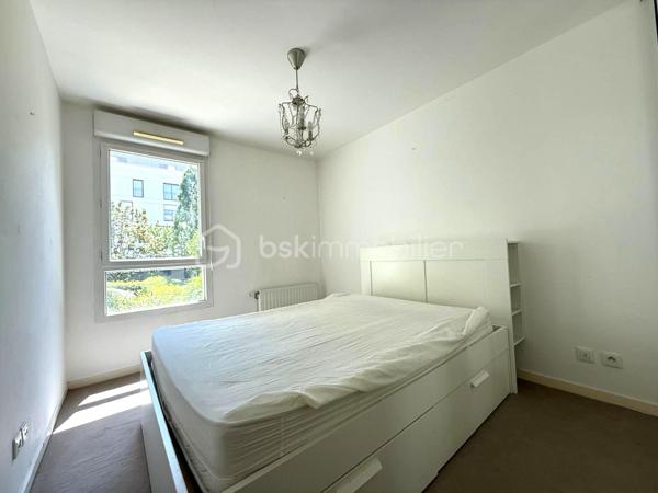 Dans l'un des quartiers les plus prisés de Massy, au sein d'une résidence sécurisée, calme et parfaitement entretenue, découvrez ce magnifique appartement aux beaux volumes, pensé pour offrir un cadre de vie confortable et fonctionnel.

Son emplacement est un véritable atout : à moins de 8 minutes à pied des gares RER B, Massy-Palaiseau TGV et du tramway T12, vous bénéficiez d'une excellente desserte vers Paris et de nombreuses destinations nationales.

L'appartement se compose d'une entrée, d'une cuisine entièrement équipée et aménagée, d'un spacieux séjour baigné de lumière ouvrant sur une agréable terrasse, de trois chambres toutes avec placards, dont une suite parentale avec salle d'eau privative, d'une salle de bains, d'un dressing (pouvant également faire office de cellier) ainsi que de deux WC.

Pour compléter ce bien, vous disposerez de deux places de stationnement privatives en sous-sol sécurisé, un véritable confort au quotidien.

Les points forts :

• À moins de 8 minutes à pied du RER B, de la gare TGV Massy-Palaiseau et du tramway T12
• Ecoles commerces et parcs à pieds
• Résidence calme, recherchée et sécurisée
• Belle terrasse accessible depuis le séjour
• Suite parentale avec salle d'eau privative
• Dressing ou cellier selon vos besoins
• Double stationnement en sous-sol sécurisé
• Appartement lumineux, fonctionnel et parfaitement adapté à une vie de famille

Une opportunité rare sur le secteur, offrant un cadre de vie privilégié à proximité immédiate des transports, des écoles, des commerces et de l'ensemble des commodités.

À visiter sans tarder !