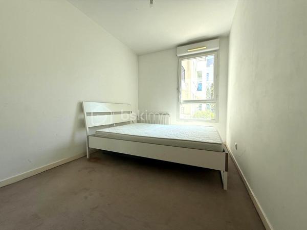 Dans l'un des quartiers les plus prisés de Massy, au sein d'une résidence sécurisée, calme et parfaitement entretenue, découvrez ce magnifique appartement aux beaux volumes, pensé pour offrir un cadre de vie confortable et fonctionnel.

Son emplacement est un véritable atout : à moins de 8 minutes à pied des gares RER B, Massy-Palaiseau TGV et du tramway T12, vous bénéficiez d'une excellente desserte vers Paris et de nombreuses destinations nationales.

L'appartement se compose d'une entrée, d'une cuisine entièrement équipée et aménagée, d'un spacieux séjour baigné de lumière ouvrant sur une agréable terrasse, de trois chambres toutes avec placards, dont une suite parentale avec salle d'eau privative, d'une salle de bains, d'un dressing (pouvant également faire office de cellier) ainsi que de deux WC.

Pour compléter ce bien, vous disposerez de deux places de stationnement privatives en sous-sol sécurisé, un véritable confort au quotidien.

Les points forts :

• À moins de 8 minutes à pied du RER B, de la gare TGV Massy-Palaiseau et du tramway T12
• Ecoles commerces et parcs à pieds
• Résidence calme, recherchée et sécurisée
• Belle terrasse accessible depuis le séjour
• Suite parentale avec salle d'eau privative
• Dressing ou cellier selon vos besoins
• Double stationnement en sous-sol sécurisé
• Appartement lumineux, fonctionnel et parfaitement adapté à une vie de famille

Une opportunité rare sur le secteur, offrant un cadre de vie privilégié à proximité immédiate des transports, des écoles, des commerces et de l'ensemble des commodités.

À visiter sans tarder !