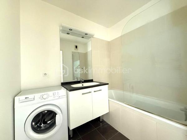 Dans l'un des quartiers les plus prisés de Massy, au sein d'une résidence sécurisée, calme et parfaitement entretenue, découvrez ce magnifique appartement aux beaux volumes, pensé pour offrir un cadre de vie confortable et fonctionnel.

Son emplacement est un véritable atout : à moins de 8 minutes à pied des gares RER B, Massy-Palaiseau TGV et du tramway T12, vous bénéficiez d'une excellente desserte vers Paris et de nombreuses destinations nationales.

L'appartement se compose d'une entrée, d'une cuisine entièrement équipée et aménagée, d'un spacieux séjour baigné de lumière ouvrant sur une agréable terrasse, de trois chambres toutes avec placards, dont une suite parentale avec salle d'eau privative, d'une salle de bains, d'un dressing (pouvant également faire office de cellier) ainsi que de deux WC.

Pour compléter ce bien, vous disposerez de deux places de stationnement privatives en sous-sol sécurisé, un véritable confort au quotidien.

Les points forts :

• À moins de 8 minutes à pied du RER B, de la gare TGV Massy-Palaiseau et du tramway T12
• Ecoles commerces et parcs à pieds
• Résidence calme, recherchée et sécurisée
• Belle terrasse accessible depuis le séjour
• Suite parentale avec salle d'eau privative
• Dressing ou cellier selon vos besoins
• Double stationnement en sous-sol sécurisé
• Appartement lumineux, fonctionnel et parfaitement adapté à une vie de famille

Une opportunité rare sur le secteur, offrant un cadre de vie privilégié à proximité immédiate des transports, des écoles, des commerces et de l'ensemble des commodités.

À visiter sans tarder !