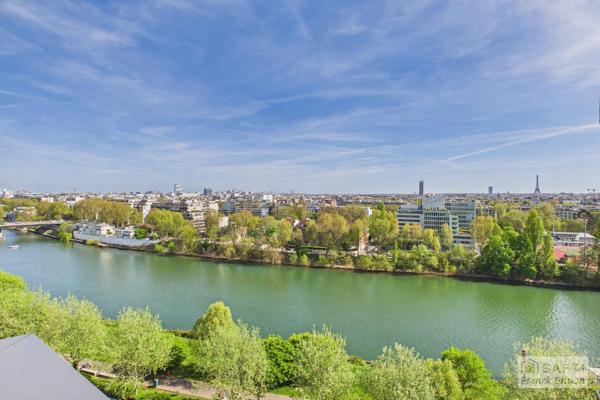 Vue SEINE, ÎLE DE LA JATTE et TOUR EIFFEL. Balcon, cave, et box en sus.