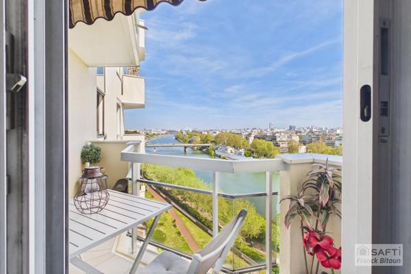 Vue SEINE, ÎLE DE LA JATTE et TOUR EIFFEL. Balcon, cave, et box en sus.