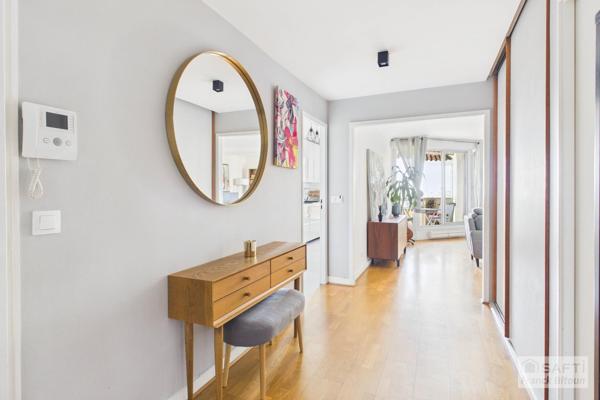 Vue SEINE, ÎLE DE LA JATTE et TOUR EIFFEL. Balcon, cave, et box en sus.