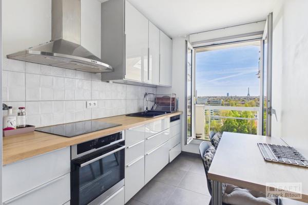 Vue SEINE, ÎLE DE LA JATTE et TOUR EIFFEL. Balcon, cave, et box en sus.