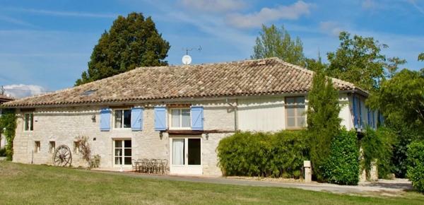 Magnifique grange française rénovée comprenant deux maisons indépendantes de 4 chambres, une piscine exceptionnelle et un potentiel d'activité de gîte de vacances