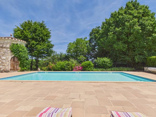 Magnifique grange française rénovée comprenant deux maisons indépendantes de 4 chambres, une piscine exceptionnelle et un potentiel d'activité de gîte de vacances