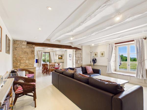Magnifique grange française rénovée comprenant deux maisons indépendantes de 4 chambres, une piscine exceptionnelle et un potentiel d'activité de gîte de vacances