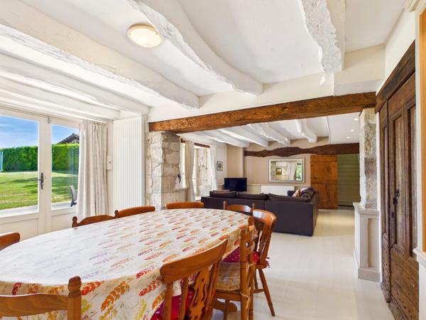 Magnifique grange française rénovée comprenant deux maisons indépendantes de 4 chambres, une piscine exceptionnelle et un potentiel d'activité de gîte de vacances