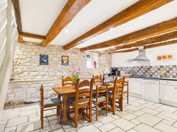 Magnifique grange française rénovée comprenant deux maisons indépendantes de 4 chambres, une piscine exceptionnelle et un potentiel d'activité de gîte de vacances
