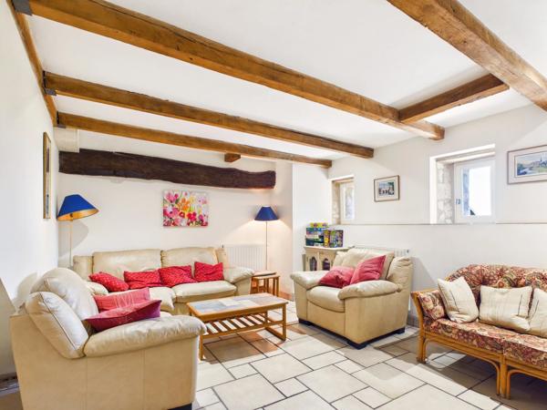 Magnifique grange française rénovée comprenant deux maisons indépendantes de 4 chambres, une piscine exceptionnelle et un potentiel d'activité de gîte de vacances