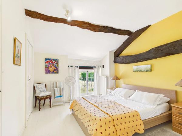 Magnifique grange française rénovée comprenant deux maisons indépendantes de 4 chambres, une piscine exceptionnelle et un potentiel d'activité de gîte de vacances