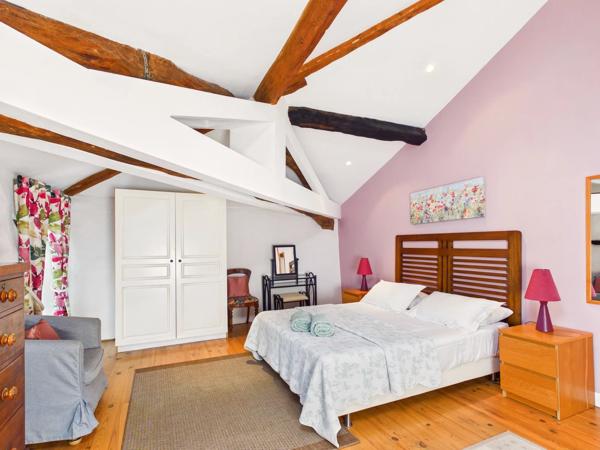 Magnifique grange française rénovée comprenant deux maisons indépendantes de 4 chambres, une piscine exceptionnelle et un potentiel d'activité de gîte de vacances