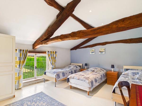 Magnifique grange française rénovée comprenant deux maisons indépendantes de 4 chambres, une piscine exceptionnelle et un potentiel d'activité de gîte de vacances