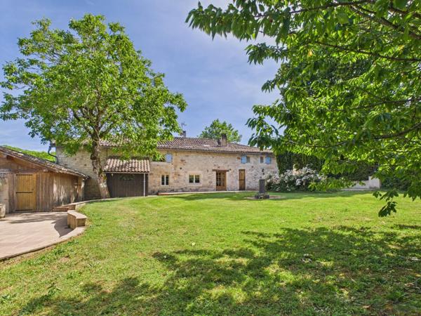 Magnifique grange française rénovée comprenant deux maisons indépendantes de 4 chambres, une piscine exceptionnelle et un potentiel d'activité de gîte de vacances