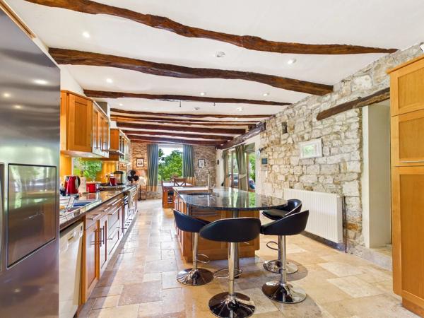 Magnifique grange française rénovée comprenant deux maisons indépendantes de 4 chambres, une piscine exceptionnelle et un potentiel d'activité de gîte de vacances