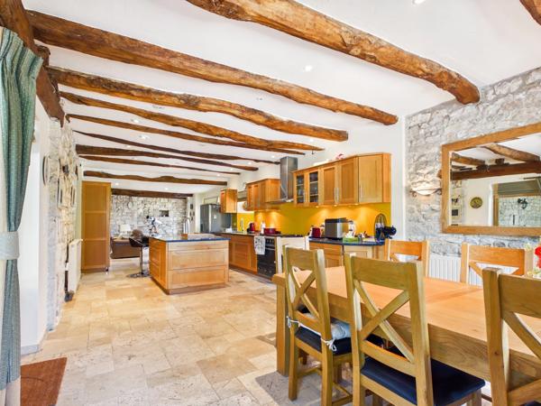 Magnifique grange française rénovée comprenant deux maisons indépendantes de 4 chambres, une piscine exceptionnelle et un potentiel d'activité de gîte de vacances