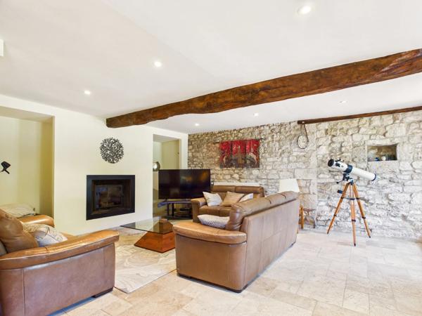 Magnifique grange française rénovée comprenant deux maisons indépendantes de 4 chambres, une piscine exceptionnelle et un potentiel d'activité de gîte de vacances
