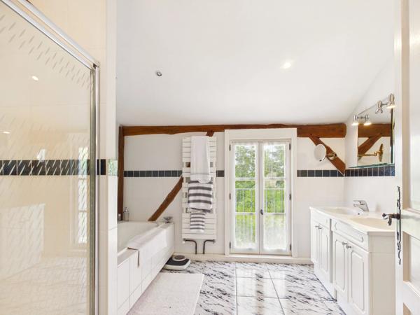 Magnifique grange française rénovée comprenant deux maisons indépendantes de 4 chambres, une piscine exceptionnelle et un potentiel d'activité de gîte de vacances