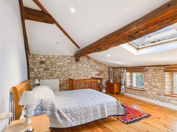 Magnifique grange française rénovée comprenant deux maisons indépendantes de 4 chambres, une piscine exceptionnelle et un potentiel d'activité de gîte de vacances