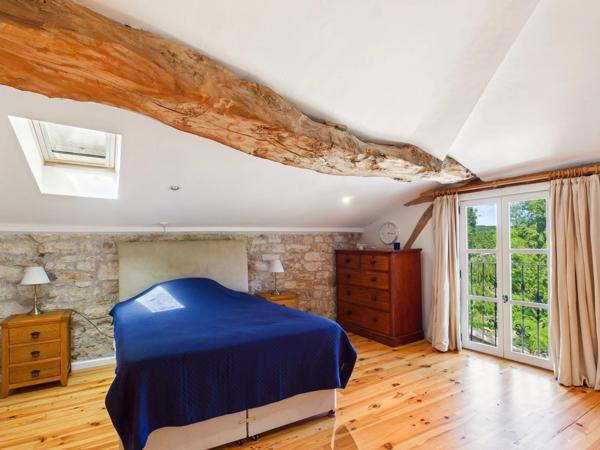 Magnifique grange française rénovée comprenant deux maisons indépendantes de 4 chambres, une piscine exceptionnelle et un potentiel d'activité de gîte de vacances