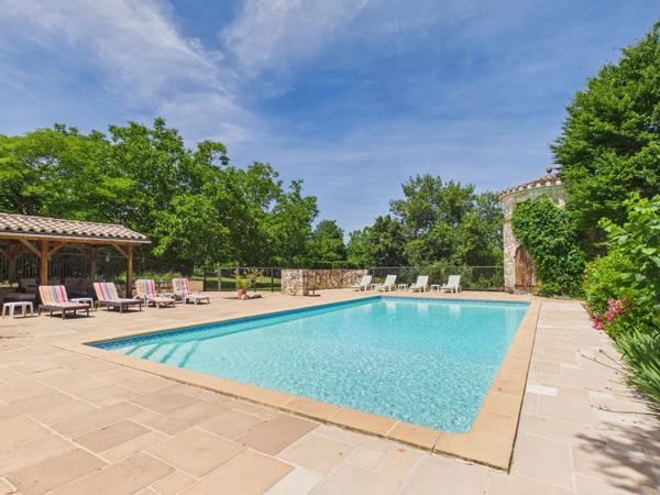 Magnifique grange française rénovée comprenant deux maisons indépendantes de 4 chambres, une piscine exceptionnelle et un potentiel d'activité de gîte de vacances