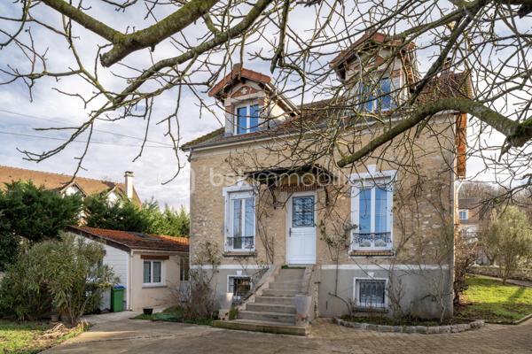 Sur un terrain de 1 000 m² paysager, un ensemble immobilier de 109 m² habitables environ composé d'une maison en pierre meulière de 82 m² à personnaliser et d'un studio indépendant de 27 m².

Triple orientation est, sud, ouest pour une luminosité tout au long de la journée.

* La maison est édifiée sur sous-sol et s'organise autour d'un rez-de-chaussée surélevé : séjour-salon avec insert, cuisine ouverte, salle d'eau avec douche et WC indépendant. Grande terrasse orientée est.

* L'étage sous combles accueille quatre chambres compactes — configuration adaptable après travaux en deux chambres et une salle de bains.

* Le sous-sol éclairé par des fenêtres en partie haute, offre un supplément de surface utile d'environ 70m2.

* Quant au studio indépendant, il dispose d'une pièce de vie de 16 m² avec sa cuisine, d'un coin nuit séparé et d'une salle d'eau avec douche et WC. Idéal pour héberger un proche, un bureau pour un indépendant, etc...

Chemin de halage, berges de Seine, forêt à 700 m, centre-ville à 1 300 m, arrêts de bus à proximité.

Un ensemble de caractère avec du potentiel, pour ceux qui cherchent l'espace, le calme et la pierre.