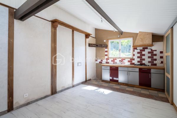 Sur un terrain de 1 000 m² paysager, un ensemble immobilier de 109 m² habitables environ composé d'une maison en pierre meulière de 82 m² à personnaliser et d'un studio indépendant de 27 m².

Triple orientation est, sud, ouest pour une luminosité tout au long de la journée.

* La maison est édifiée sur sous-sol et s'organise autour d'un rez-de-chaussée surélevé : séjour-salon avec insert, cuisine ouverte, salle d'eau avec douche et WC indépendant. Grande terrasse orientée est.

* L'étage sous combles accueille quatre chambres compactes — configuration adaptable après travaux en deux chambres et une salle de bains.

* Le sous-sol éclairé par des fenêtres en partie haute, offre un supplément de surface utile d'environ 70m2.

* Quant au studio indépendant, il dispose d'une pièce de vie de 16 m² avec sa cuisine, d'un coin nuit séparé et d'une salle d'eau avec douche et WC. Idéal pour héberger un proche, un bureau pour un indépendant, etc...

Chemin de halage, berges de Seine, forêt à 700 m, centre-ville à 1 300 m, arrêts de bus à proximité.

Un ensemble de caractère avec du potentiel, pour ceux qui cherchent l'espace, le calme et la pierre.