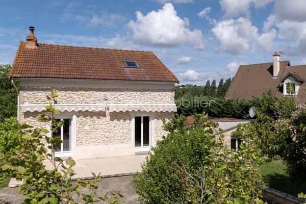 Sur un terrain de 1 000 m² paysager, un ensemble immobilier de 109 m² habitables environ composé d'une maison en pierre meulière de 82 m² à personnaliser et d'un studio indépendant de 27 m².

Triple orientation est, sud, ouest pour une luminosité tout au long de la journée.

* La maison est édifiée sur sous-sol et s'organise autour d'un rez-de-chaussée surélevé : séjour-salon avec insert, cuisine ouverte, salle d'eau avec douche et WC indépendant. Grande terrasse orientée est.

* L'étage sous combles accueille quatre chambres compactes — configuration adaptable après travaux en deux chambres et une salle de bains.

* Le sous-sol éclairé par des fenêtres en partie haute, offre un supplément de surface utile d'environ 70m2.

* Quant au studio indépendant, il dispose d'une pièce de vie de 16 m² avec sa cuisine, d'un coin nuit séparé et d'une salle d'eau avec douche et WC. Idéal pour héberger un proche, un bureau pour un indépendant, etc...

Chemin de halage, berges de Seine, forêt à 700 m, centre-ville à 1 300 m, arrêts de bus à proximité.

Un ensemble de caractère avec du potentiel, pour ceux qui cherchent l'espace, le calme et la pierre.