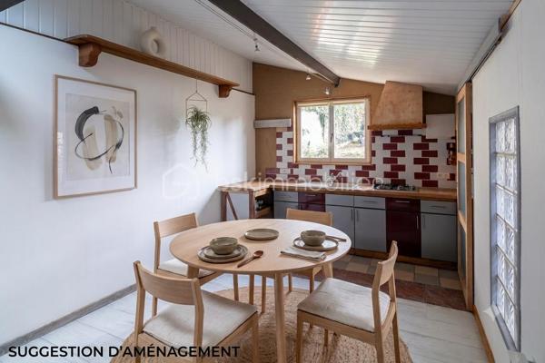 Sur un terrain de 1 000 m² paysager, doté d'un puits actuellement utilisé, un ensemble immobilier de 109 m² habitables environ composé : d'une maison en pierre meulière de 82 m² avec un sous-sol de 74 m² et d'un studio indépendant de 27 m².

Triple orientation est, sud, ouest pour une luminosité tout au long de la journée.

* La maison est édifiée sur sous-sol et s'organise autour d'un rez-de-chaussée surélevé : séjour-salon avec insert, cuisine ouverte, salle d'eau avec douche et WC indépendant. Grande terrasse.

* L'étage sous combles accueille quatre chambres (surfaces utiles allant de 14,4m2 à 9,7m2).

* Le sous-sol éclairé par des fenêtres en partie haute, offre un supplément de surface utile d'environ 74m2.

* Quant au studio indépendant de 27m2, il dispose d'une pièce de vie de 16 m² avec sa cuisine, d'un coin nuit séparé et d'une salle d'eau avec douche et WC. Idéal pour héberger un proche, un bureau pour un indépendant, etc...

Chemin de halage, berges de Seine, forêt à 700 m, centre-ville à 1 300 m, arrêts de bus à proximité.

Un ensemble de caractère avec du potentiel, pour ceux qui cherchent l'espace, le calme et la pierre.