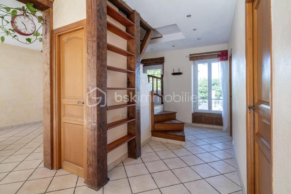 Sur un terrain de 1 000 m² paysager, un ensemble immobilier de 109 m² habitables environ composé d'une maison en pierre meulière de 82 m² à personnaliser et d'un studio indépendant de 27 m².

Triple orientation est, sud, ouest pour une luminosité tout au long de la journée.

* La maison est édifiée sur sous-sol et s'organise autour d'un rez-de-chaussée surélevé : séjour-salon avec insert, cuisine ouverte, salle d'eau avec douche et WC indépendant. Grande terrasse orientée est.

* L'étage sous combles accueille quatre chambres compactes — configuration adaptable après travaux en deux chambres et une salle de bains.

* Le sous-sol éclairé par des fenêtres en partie haute, offre un supplément de surface utile d'environ 70m2.

* Quant au studio indépendant, il dispose d'une pièce de vie de 16 m² avec sa cuisine, d'un coin nuit séparé et d'une salle d'eau avec douche et WC. Idéal pour héberger un proche, un bureau pour un indépendant, etc...

Chemin de halage, berges de Seine, forêt à 700 m, centre-ville à 1 300 m, arrêts de bus à proximité.

Un ensemble de caractère avec du potentiel, pour ceux qui cherchent l'espace, le calme et la pierre.