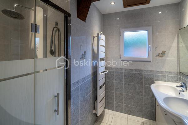 Sur un terrain de 1 000 m² paysager, un ensemble immobilier de 109 m² habitables environ composé d'une maison en pierre meulière de 82 m² à personnaliser et d'un studio indépendant de 27 m².

Triple orientation est, sud, ouest pour une luminosité tout au long de la journée.

* La maison est édifiée sur sous-sol et s'organise autour d'un rez-de-chaussée surélevé : séjour-salon avec insert, cuisine ouverte, salle d'eau avec douche et WC indépendant. Grande terrasse orientée est.

* L'étage sous combles accueille quatre chambres compactes — configuration adaptable après travaux en deux chambres et une salle de bains.

* Le sous-sol éclairé par des fenêtres en partie haute, offre un supplément de surface utile d'environ 70m2.

* Quant au studio indépendant, il dispose d'une pièce de vie de 16 m² avec sa cuisine, d'un coin nuit séparé et d'une salle d'eau avec douche et WC. Idéal pour héberger un proche, un bureau pour un indépendant, etc...

Chemin de halage, berges de Seine, forêt à 700 m, centre-ville à 1 300 m, arrêts de bus à proximité.

Un ensemble de caractère avec du potentiel, pour ceux qui cherchent l'espace, le calme et la pierre.