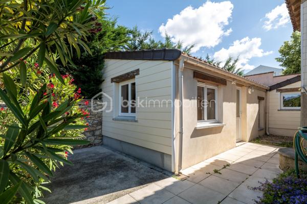 Sur un terrain de 1 000 m² paysager, un ensemble immobilier de 109 m² habitables environ composé d'une maison en pierre meulière de 82 m² à personnaliser et d'un studio indépendant de 27 m².

Triple orientation est, sud, ouest pour une luminosité tout au long de la journée.

* La maison est édifiée sur sous-sol et s'organise autour d'un rez-de-chaussée surélevé : séjour-salon avec insert, cuisine ouverte, salle d'eau avec douche et WC indépendant. Grande terrasse orientée est.

* L'étage sous combles accueille quatre chambres compactes — configuration adaptable après travaux en deux chambres et une salle de bains.

* Le sous-sol éclairé par des fenêtres en partie haute, offre un supplément de surface utile d'environ 70m2.

* Quant au studio indépendant, il dispose d'une pièce de vie de 16 m² avec sa cuisine, d'un coin nuit séparé et d'une salle d'eau avec douche et WC. Idéal pour héberger un proche, un bureau pour un indépendant, etc...

Chemin de halage, berges de Seine, forêt à 700 m, centre-ville à 1 300 m, arrêts de bus à proximité.

Un ensemble de caractère avec du potentiel, pour ceux qui cherchent l'espace, le calme et la pierre.