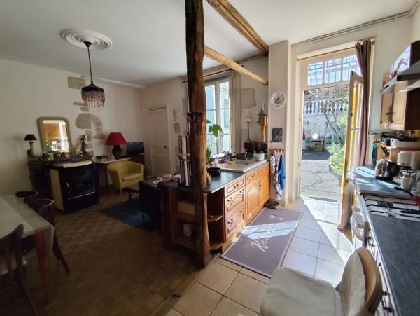 Magnifique maison de ville de caractère avec 3 chambres au cœur du quartier historique de Civray